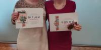 Klientky s hrdosťou držia svoje diplomy po úspešnom absolvovaní univerzity. 