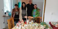Spoločná fotografia klientok s pánom riaditeľom a ich vlastnými veľkonočnými výrobkami.