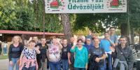 Spoločná fotografia klientov  pred vstupnou bránou na Jahodový festival